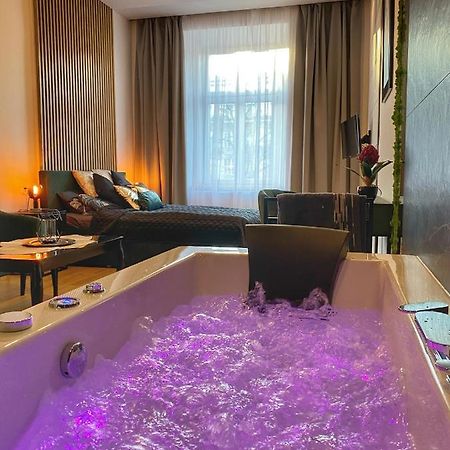 Apartament Czarny Z Jacuzzi كراكوفيا المظهر الخارجي الصورة
