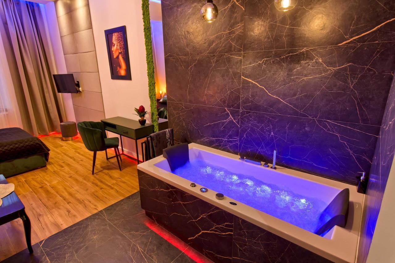 Apartament Czarny Z Jacuzzi كراكوفيا المظهر الخارجي الصورة