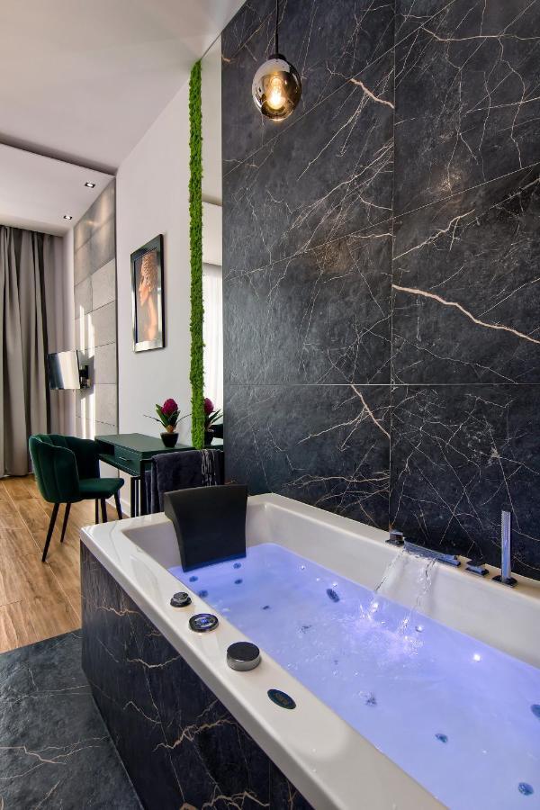 Apartament Czarny Z Jacuzzi كراكوفيا المظهر الخارجي الصورة