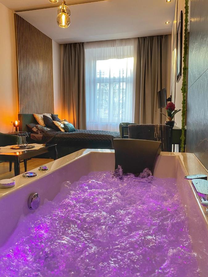 Apartament Czarny Z Jacuzzi كراكوفيا المظهر الخارجي الصورة