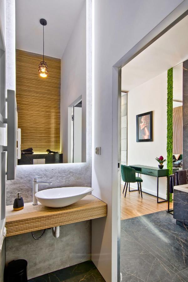 Apartament Czarny Z Jacuzzi كراكوفيا المظهر الخارجي الصورة