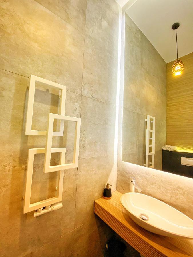 Apartament Czarny Z Jacuzzi كراكوفيا المظهر الخارجي الصورة