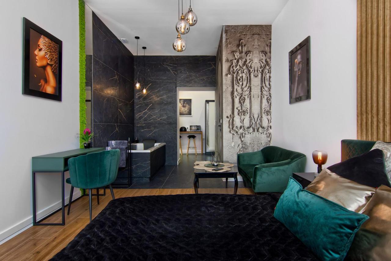 Apartament Czarny Z Jacuzzi كراكوفيا المظهر الخارجي الصورة
