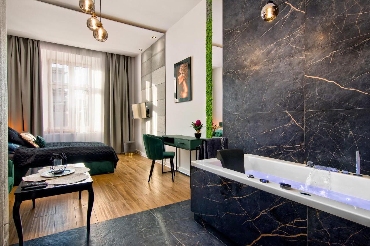Apartament Czarny Z Jacuzzi كراكوفيا المظهر الخارجي الصورة