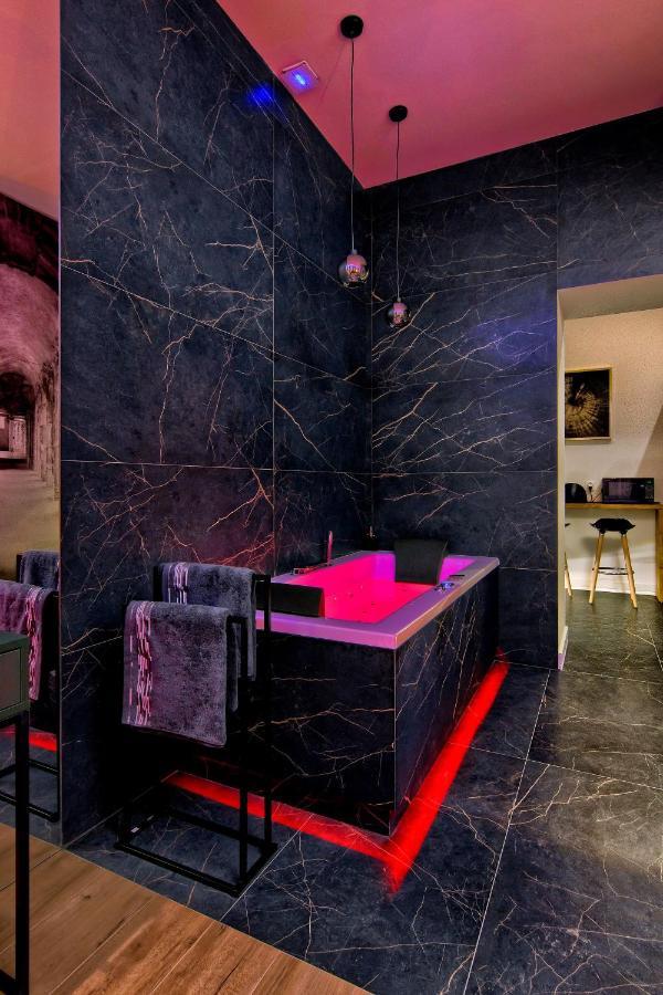 Apartament Czarny Z Jacuzzi كراكوفيا المظهر الخارجي الصورة