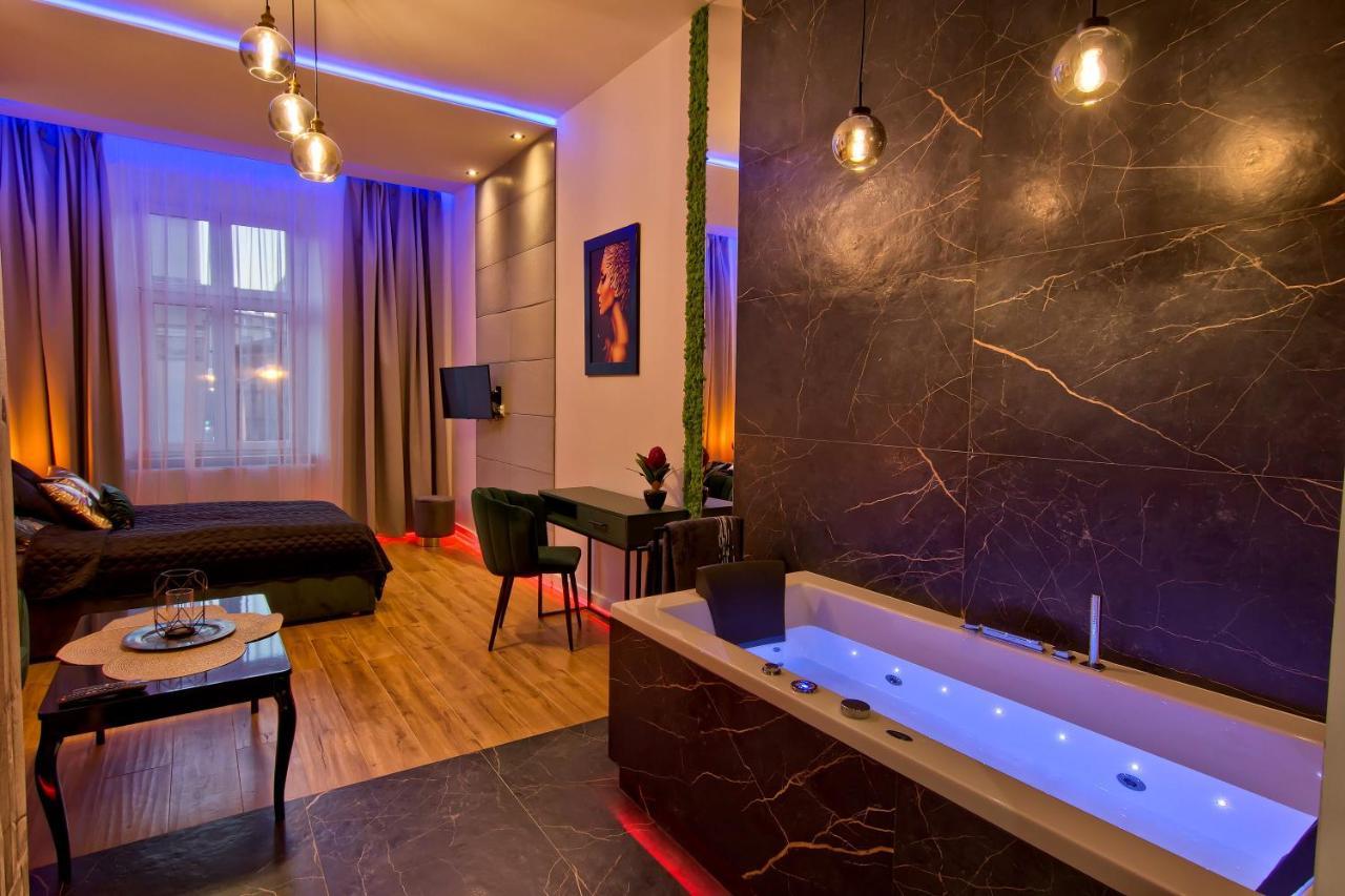 Apartament Czarny Z Jacuzzi كراكوفيا المظهر الخارجي الصورة
