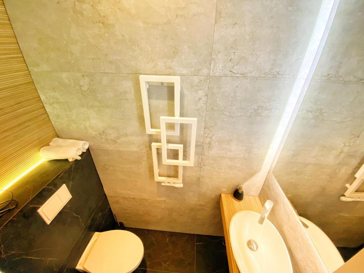Apartament Czarny Z Jacuzzi كراكوفيا المظهر الخارجي الصورة